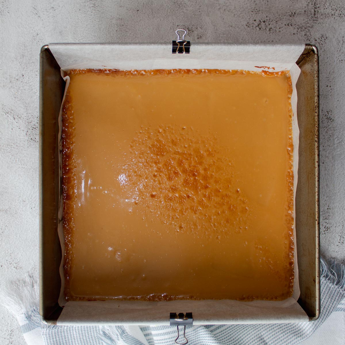 Baked caramel on the biscuit base