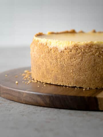 Cheesecake with a biscuit base.